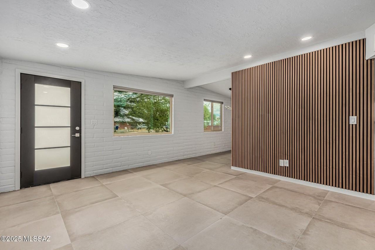 516 E Linden St - Photo 6 of 28