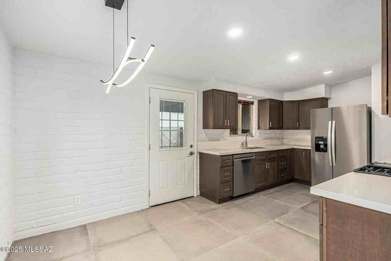 516 E Linden St - Photo 7 of 28