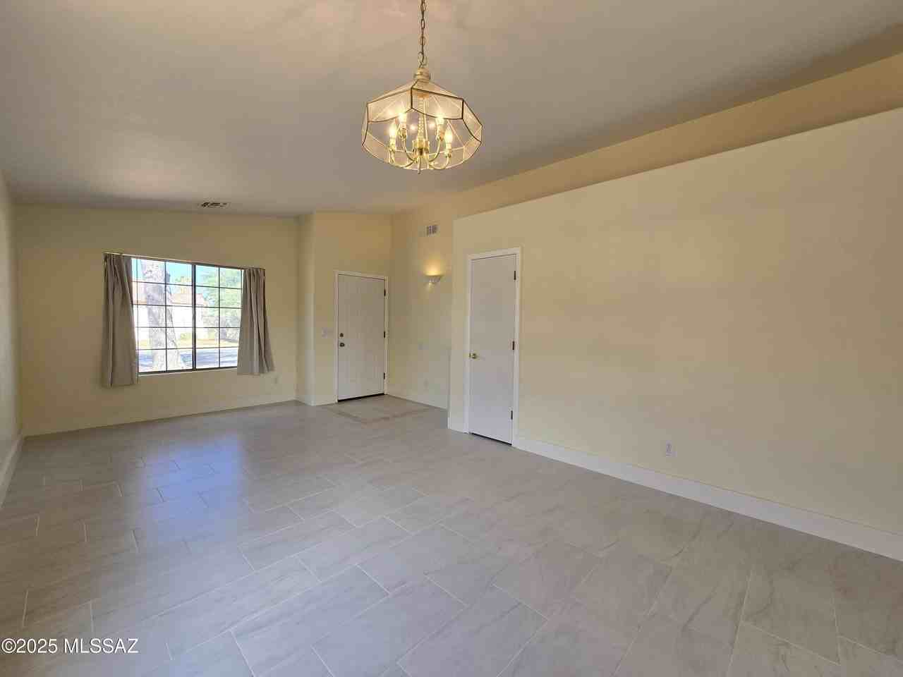 7980 N Siskiyou Dr - Photo 5 of 34