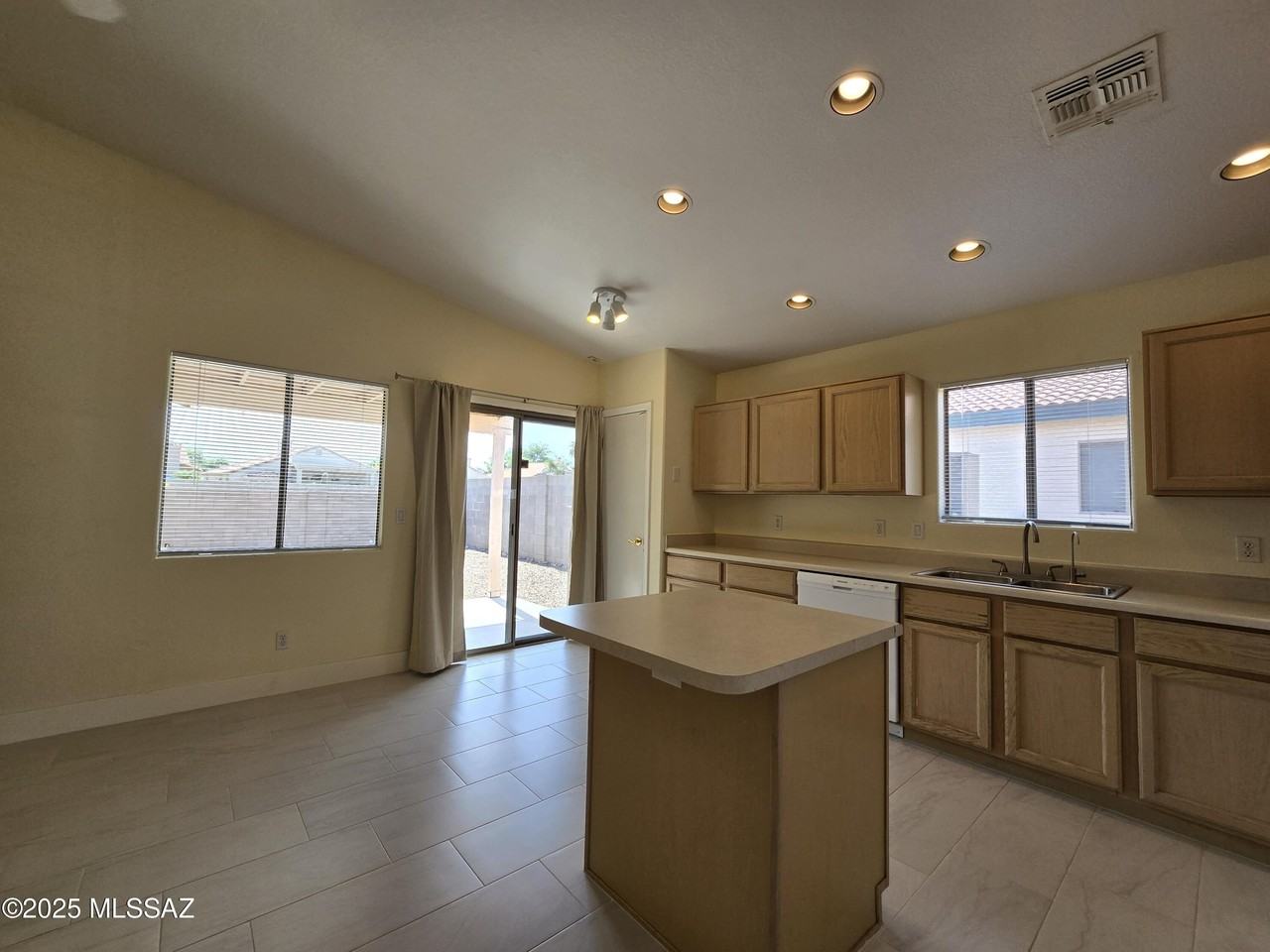 7980 N Siskiyou Dr - Photo 6 of 34