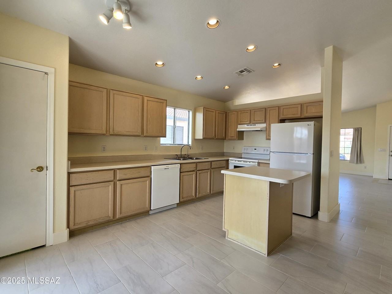 7980 N Siskiyou Dr - Photo 7 of 34