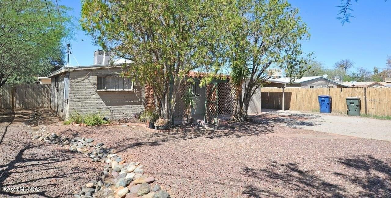 2437 N Walnut Ave - Photo 7 of 34