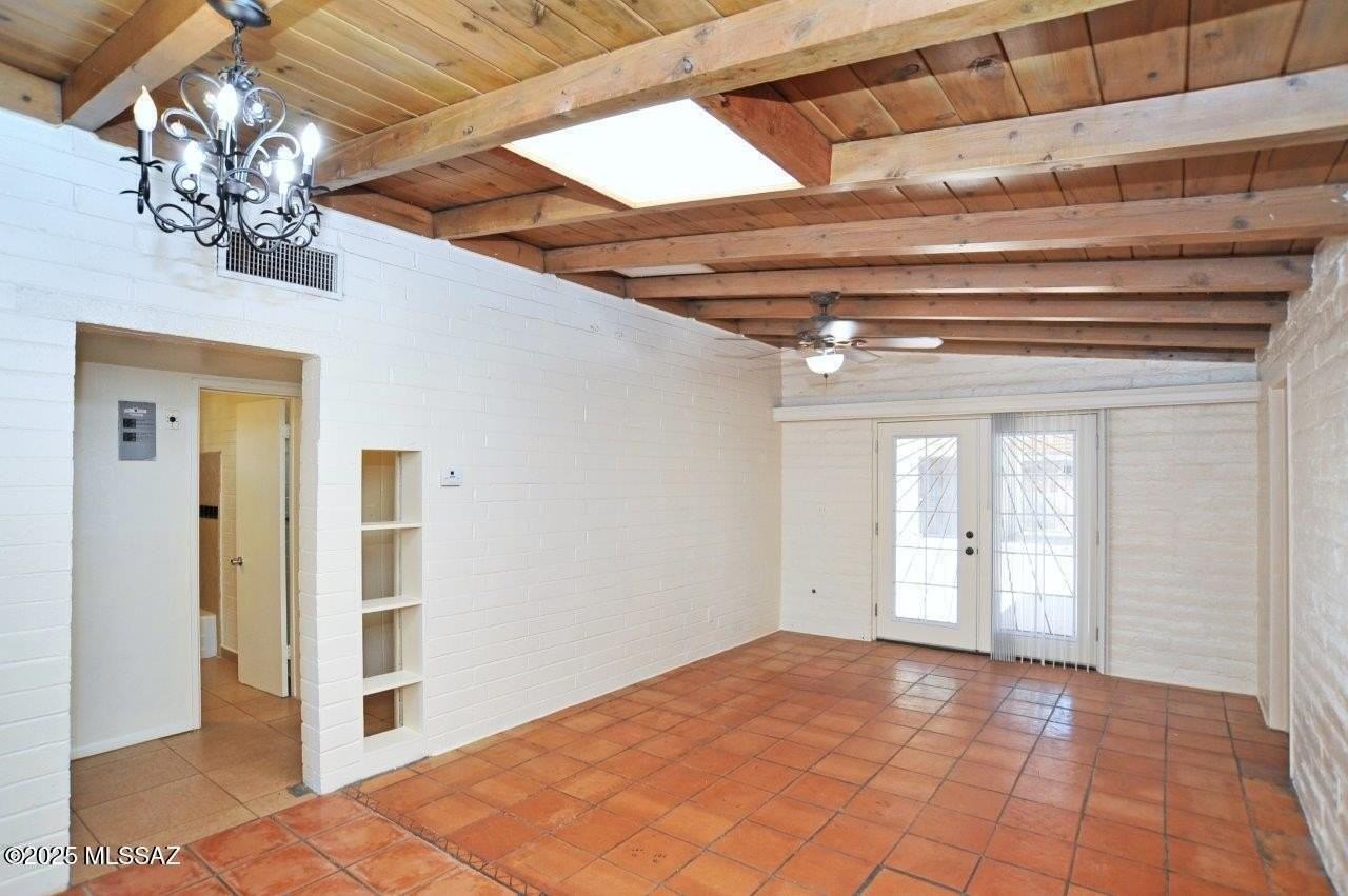 2437 N Walnut Ave - Photo 4 of 34