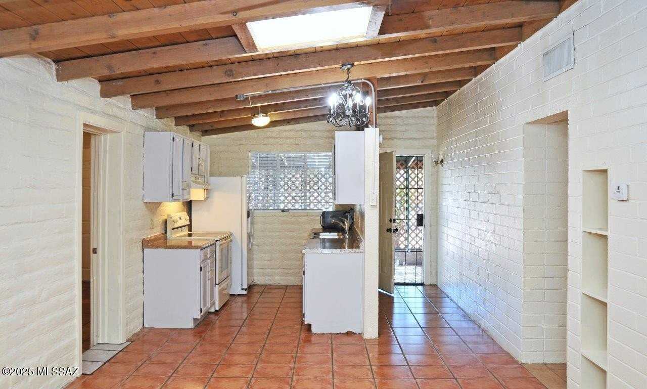 2437 N Walnut Ave - Photo 2 of 34