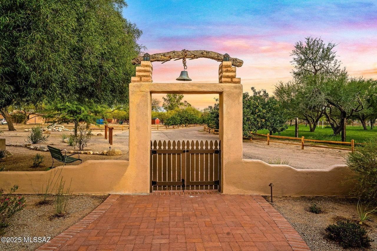 8959 E Woodland Rd - Photo 2 of 49