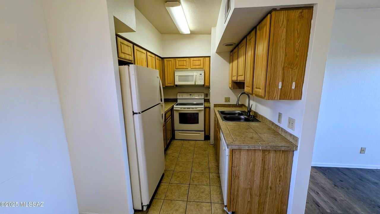 1810 E Blacklidge Dr Unit 4224 #4224 - Photo 2 of 12