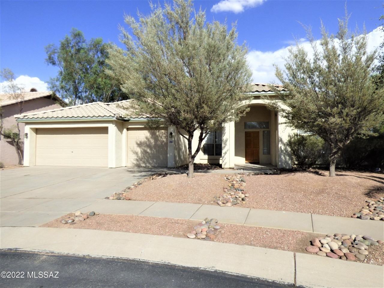 8270 N Westcliff Dr - Photo 2 of 25