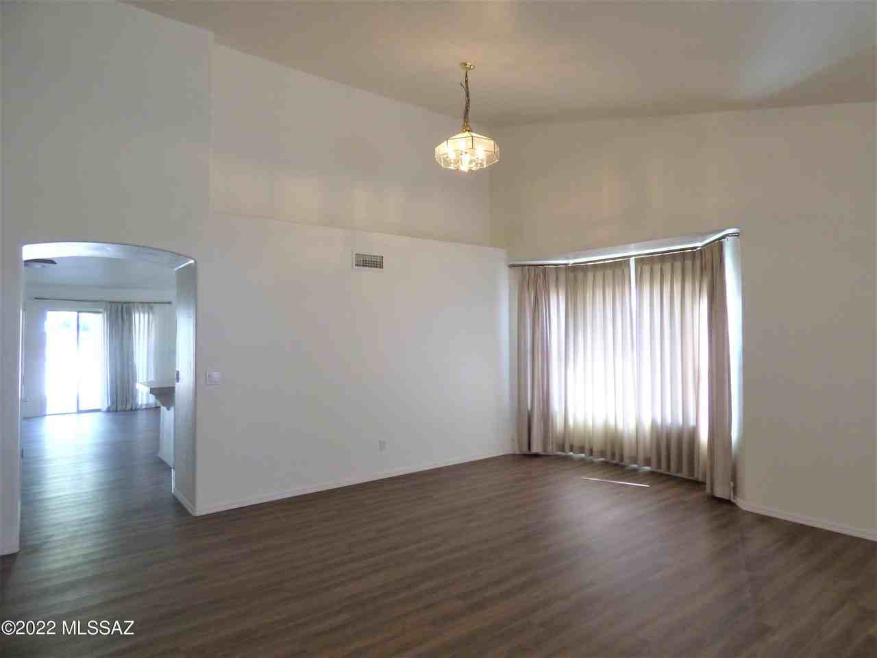 8270 N Westcliff Dr - Photo 3 of 25