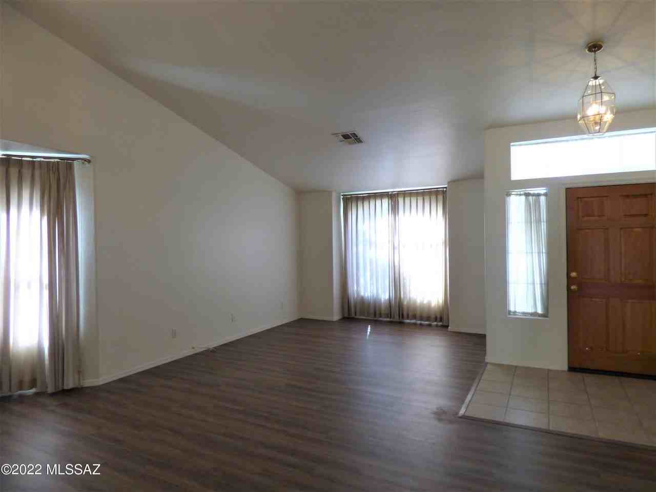 8270 N Westcliff Dr - Photo 4 of 25