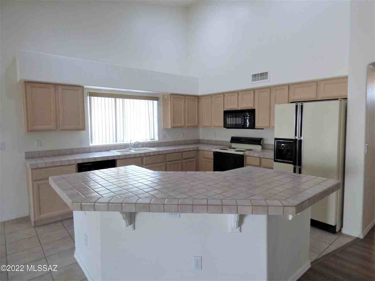 8270 N Westcliff Dr - Photo 5 of 25