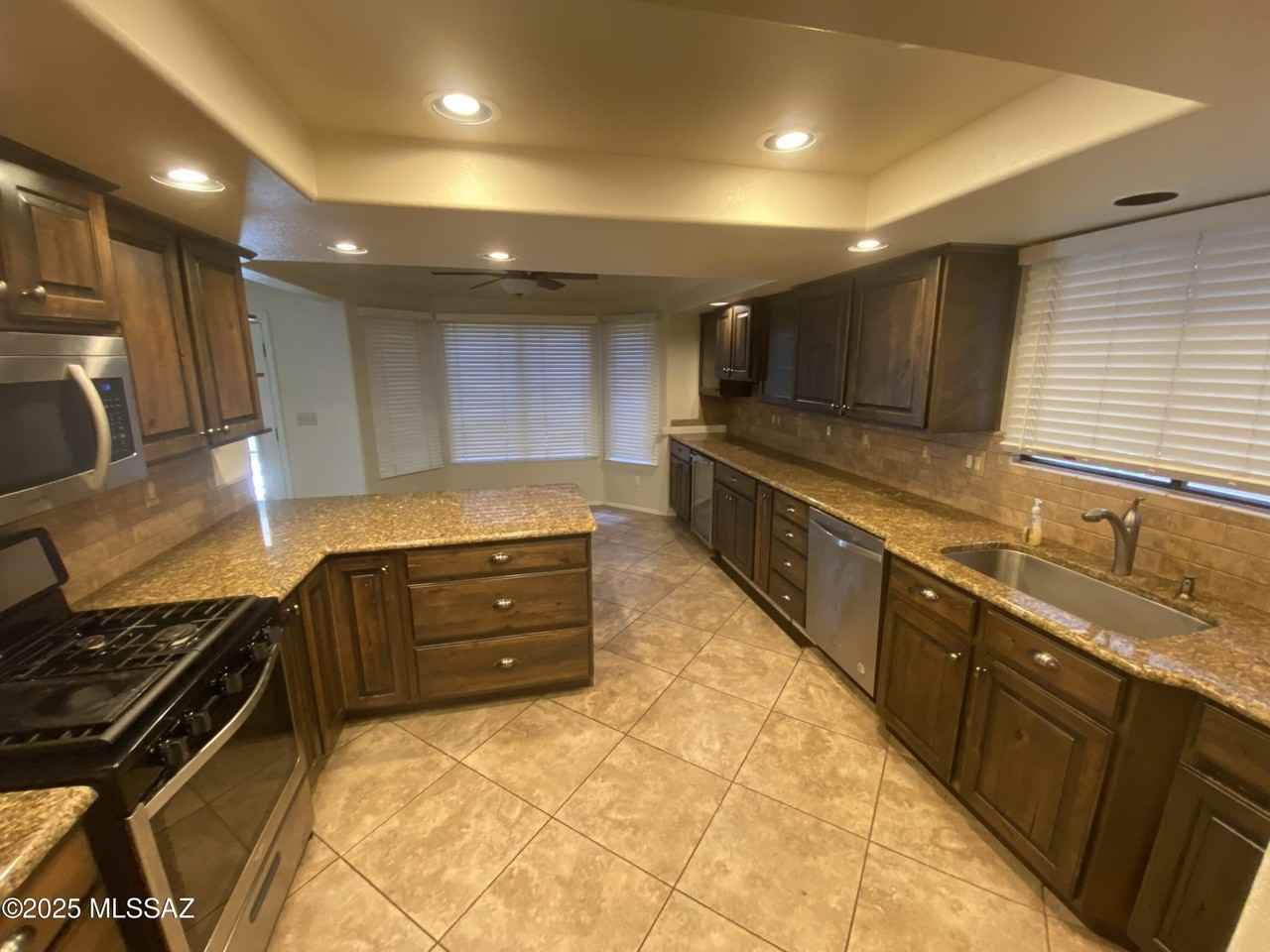 10252 N Cape Fear Ln - Photo 4 of 22