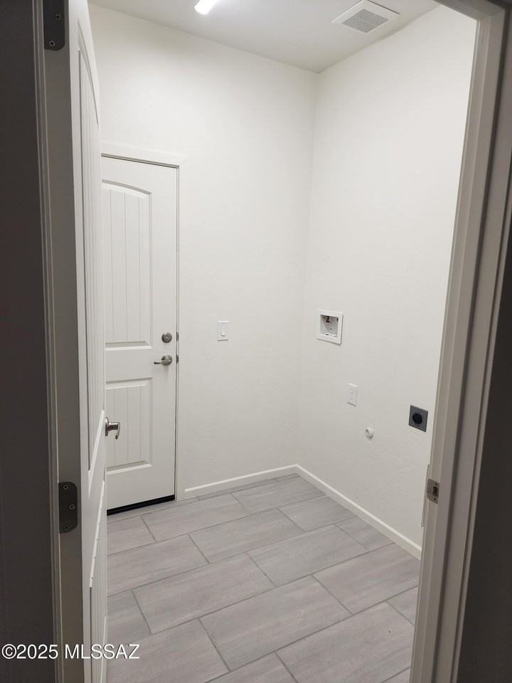 718 S Chase St - Photo 4 of 7