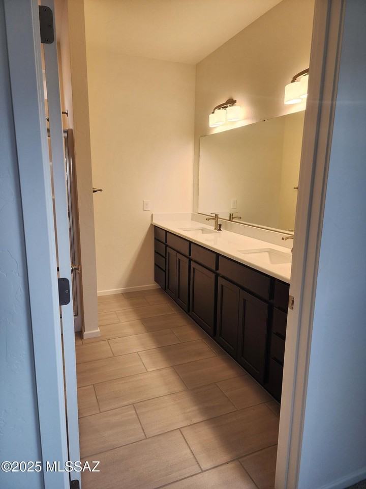 718 S Chase St - Photo 5 of 7