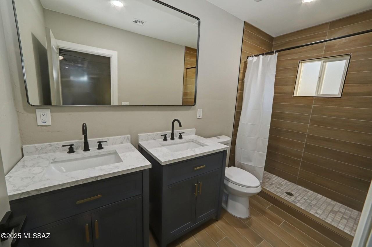 4733 E 18th St Unit B #B - Photo 5 of 23