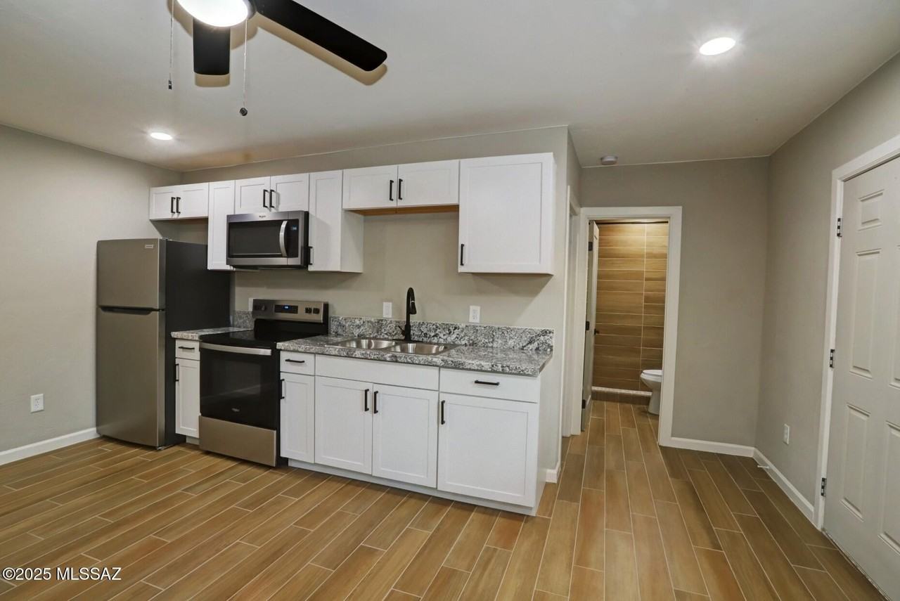 4733 E 18th St Unit B #B - Photo 7 of 23