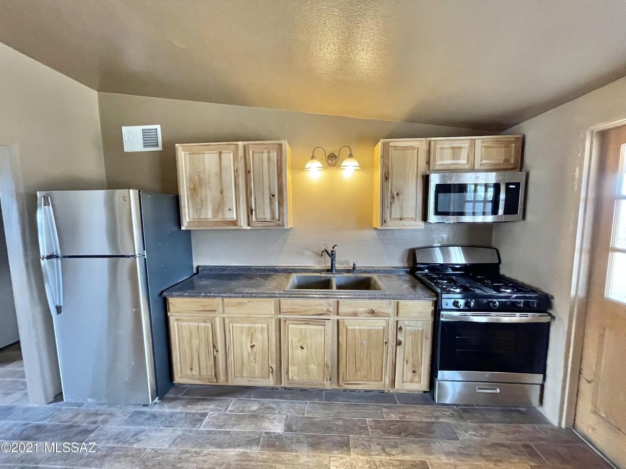 217 S Avenue B - Photo 4 of 13