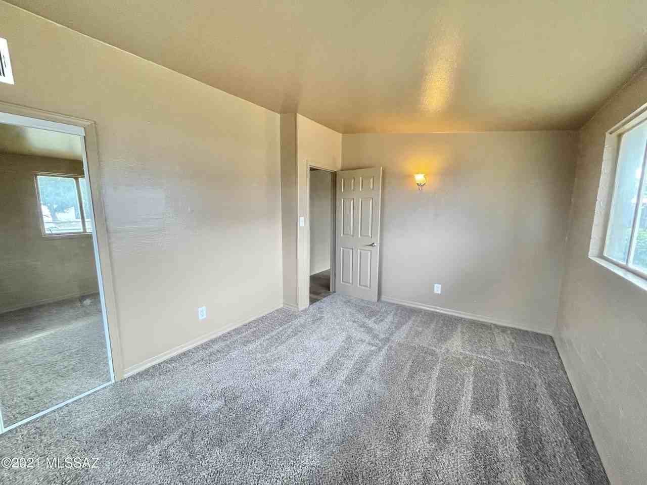 217 S Avenue B - Photo 6 of 13