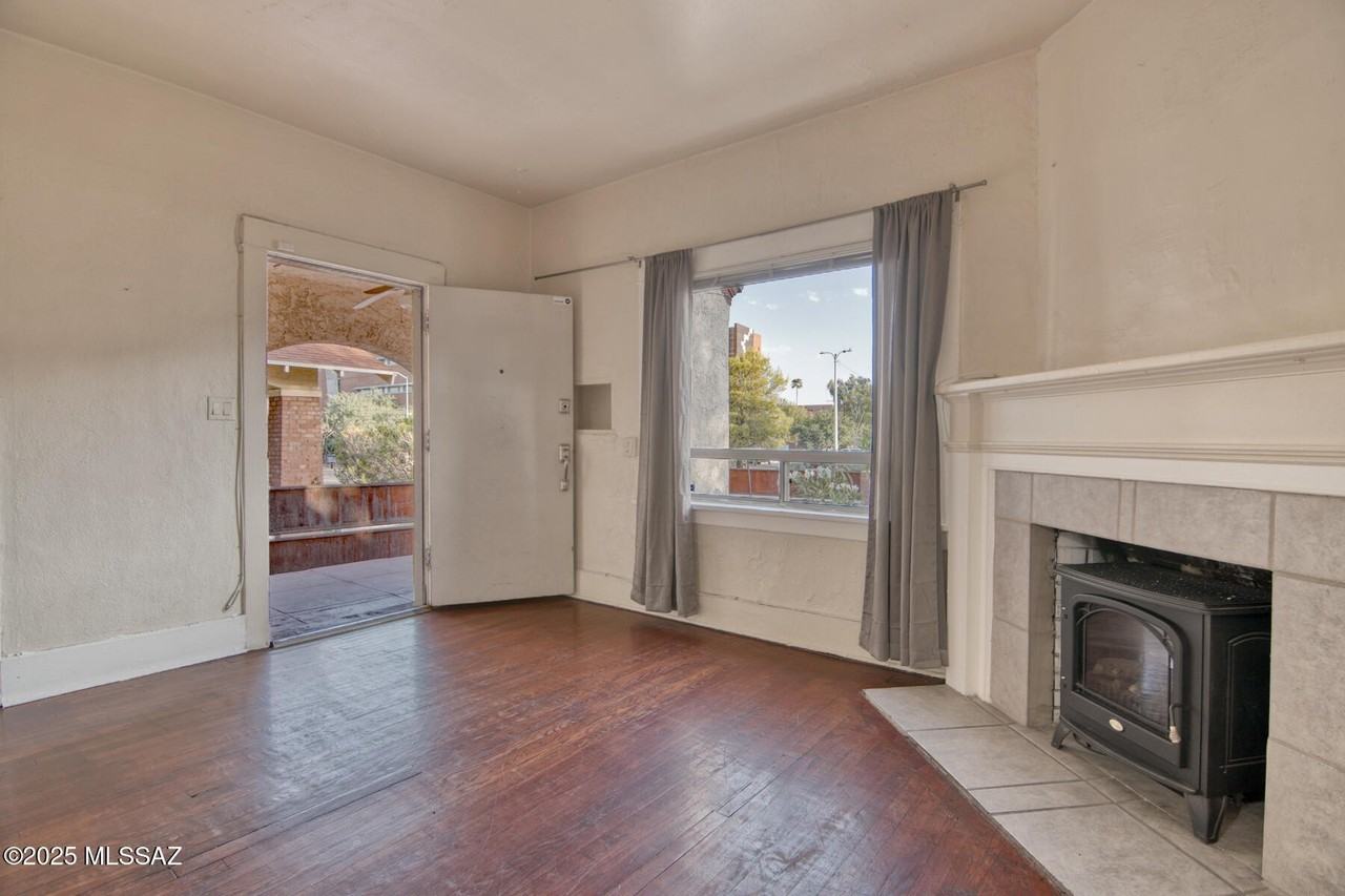 912 E 6th St - Photo 2 of 43