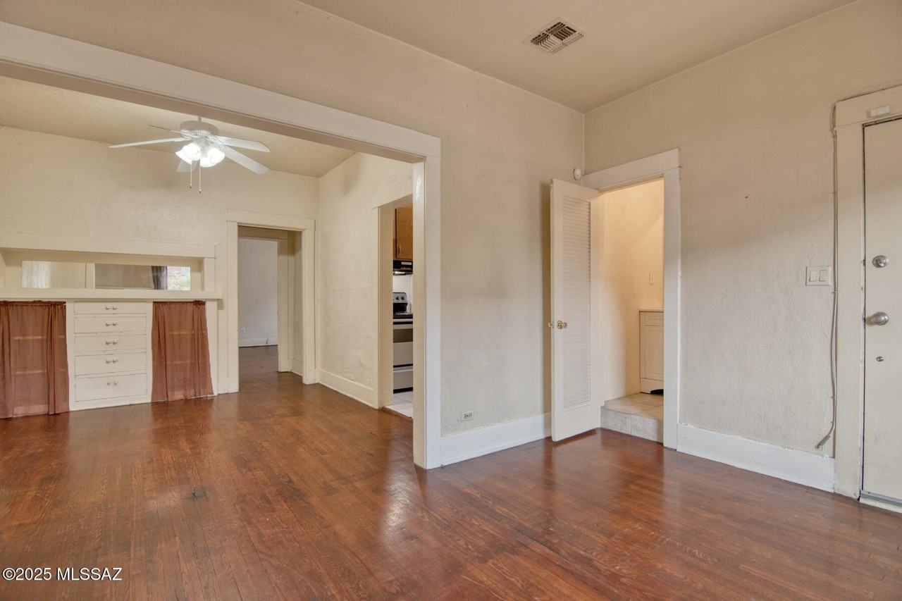 912 E 6th St - Photo 3 of 43