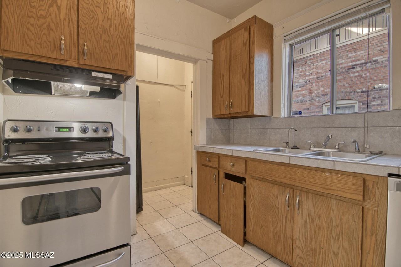 912 E 6th St - Photo 6 of 43