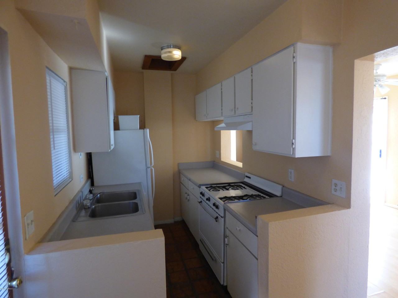 215 S Cherry Ave - Photo 7 of 13