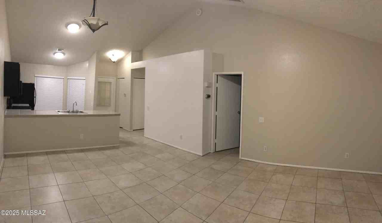 8663 N Lyra Ln - Photo 5 of 25