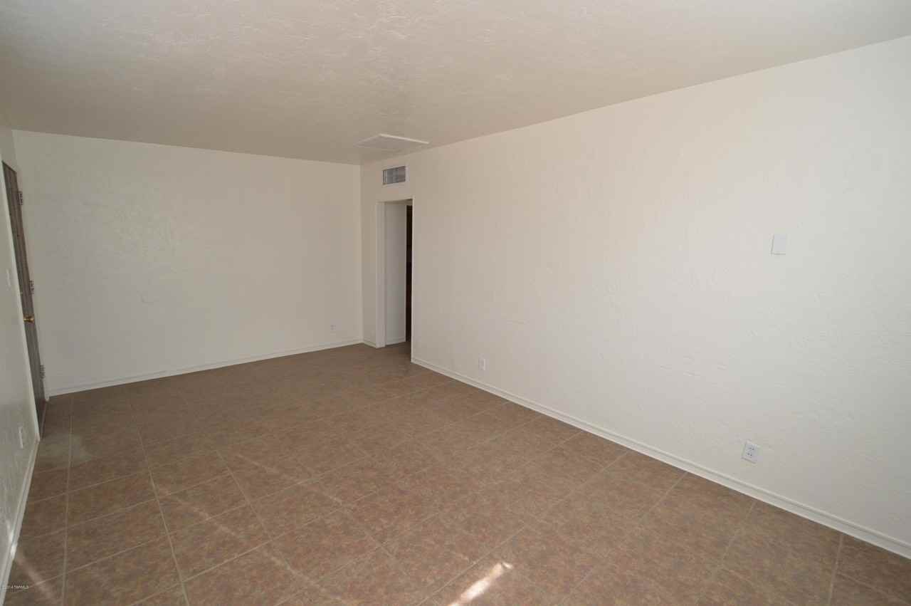 2920 E Beverly Dr - Photo 3 of 12