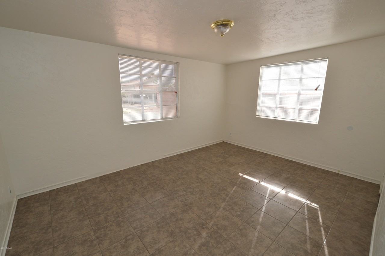 2920 E Beverly Dr - Photo 7 of 12