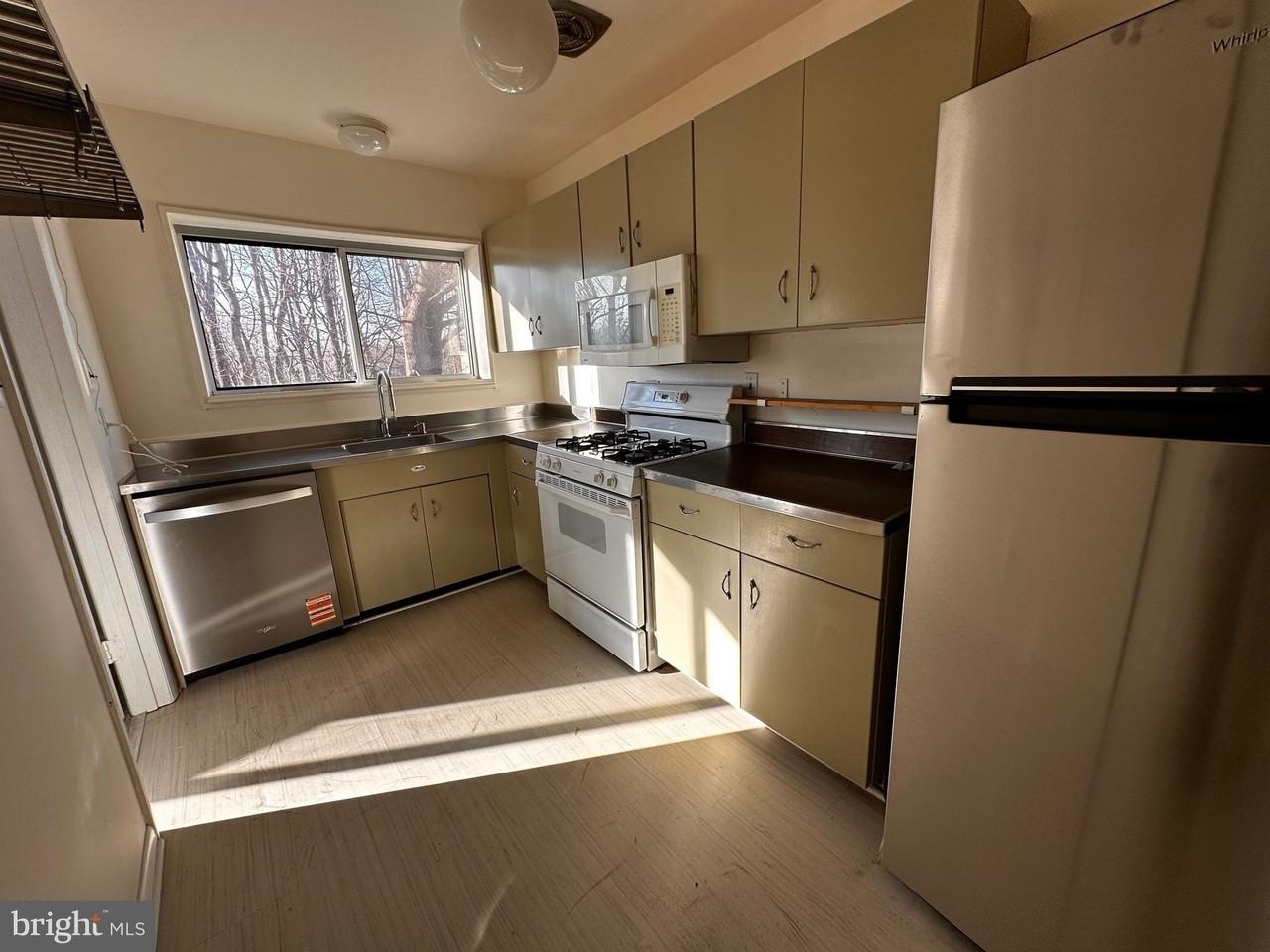 10619 Montrose Ave Apt 202 #202 - Photo 4 of 23