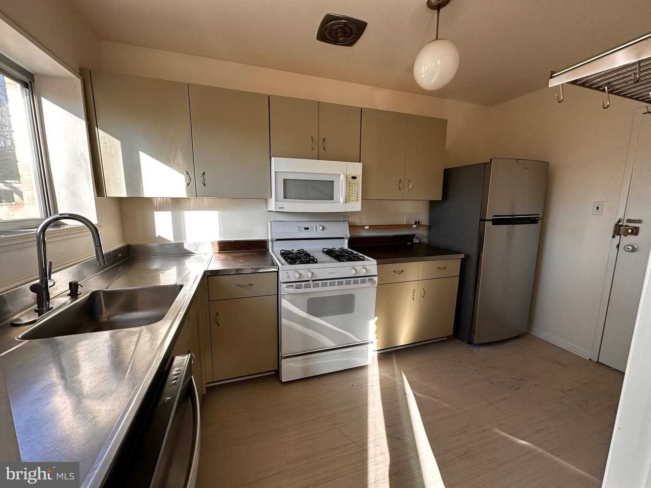 10619 Montrose Ave Apt 202 #202 - Photo 5 of 23