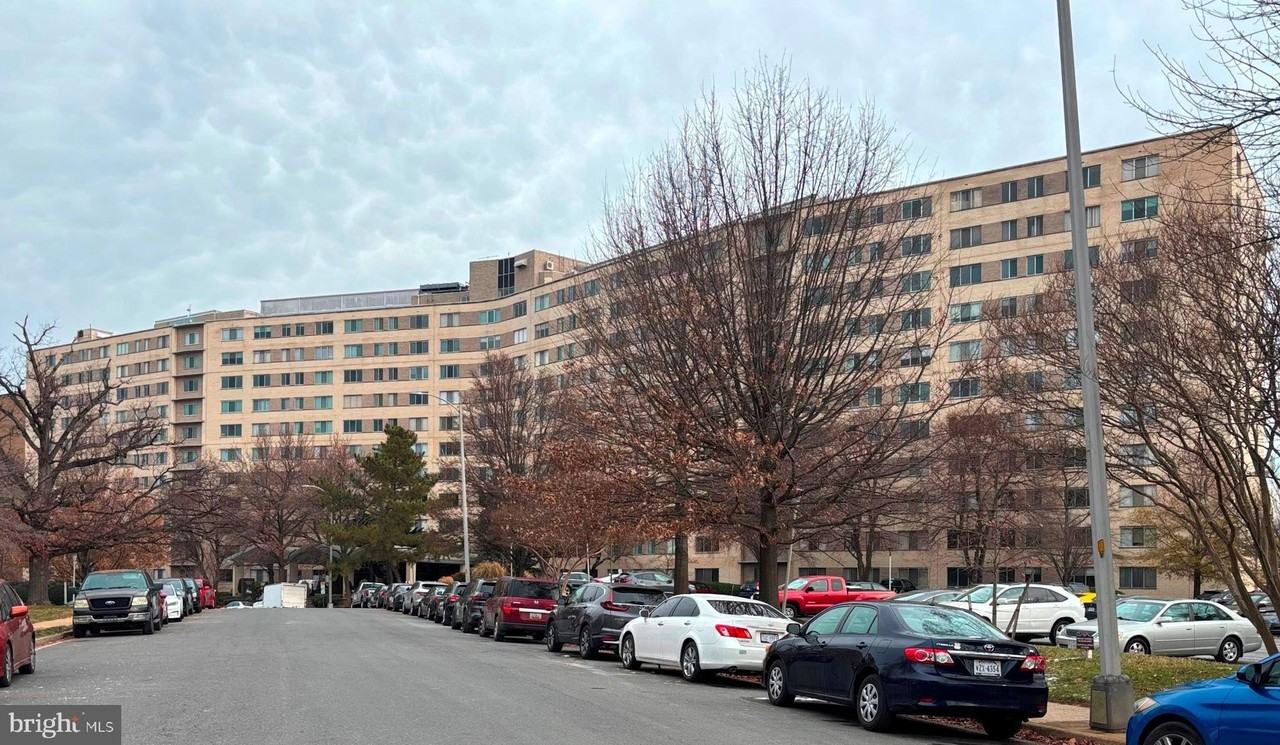 1200 N Nash St Apt 830 #830