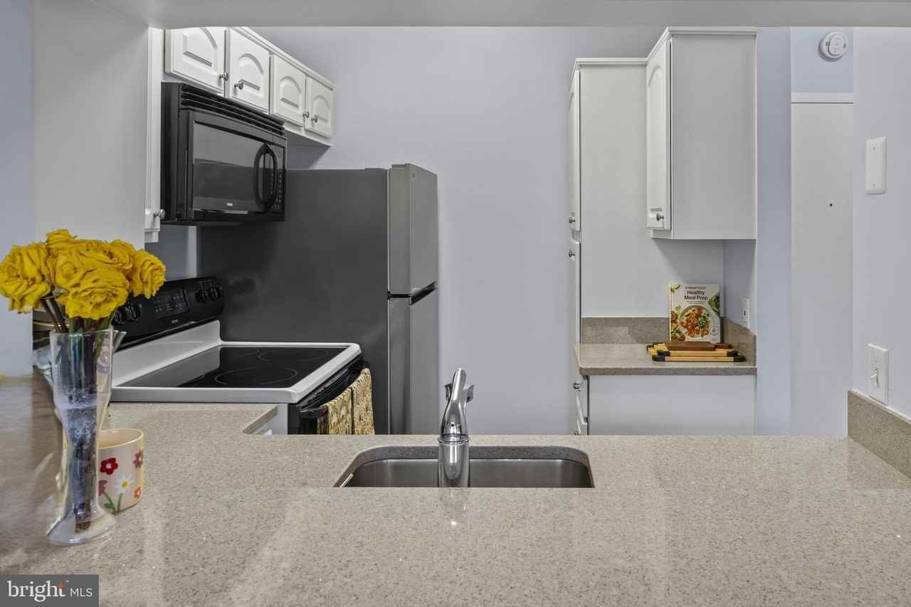 301 S Reynolds St Apt 202 #202 - Photo 4 of 12