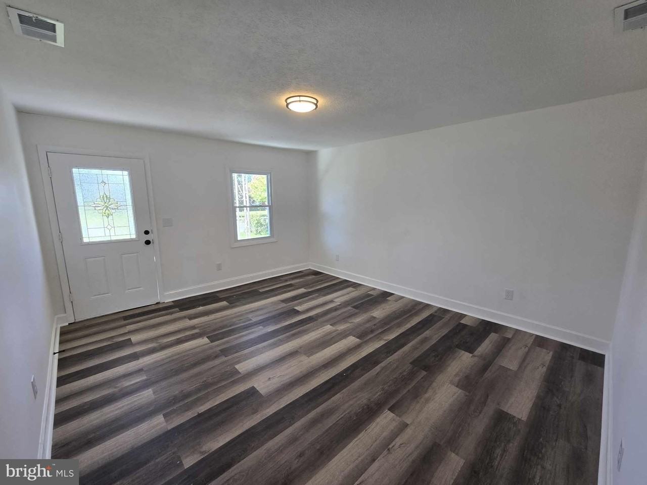 254 Princeton St - Photo 4 of 28