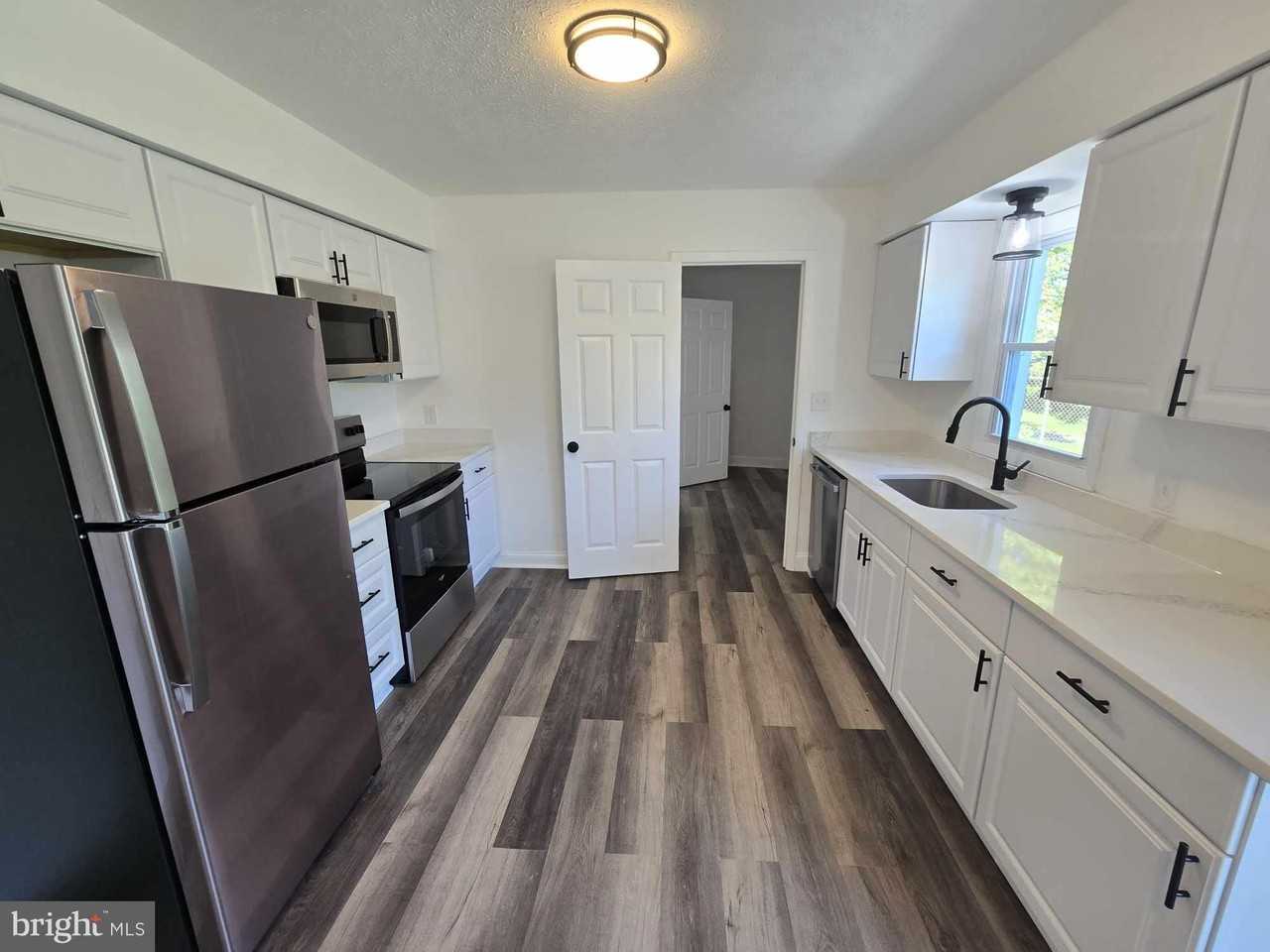 254 Princeton St - Photo 6 of 28