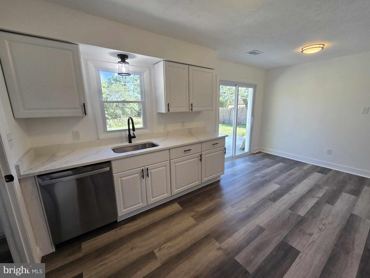 254 Princeton St - Photo 7 of 28