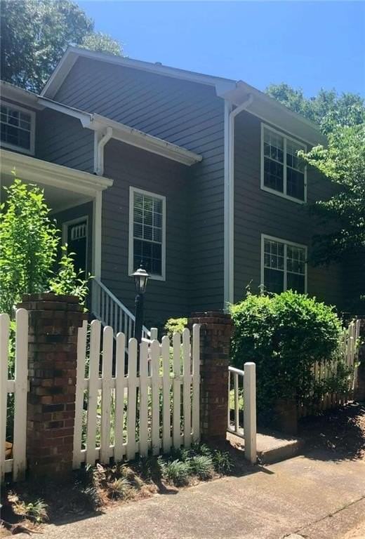 2539 Oakridge Pl - Photo 2 of 14