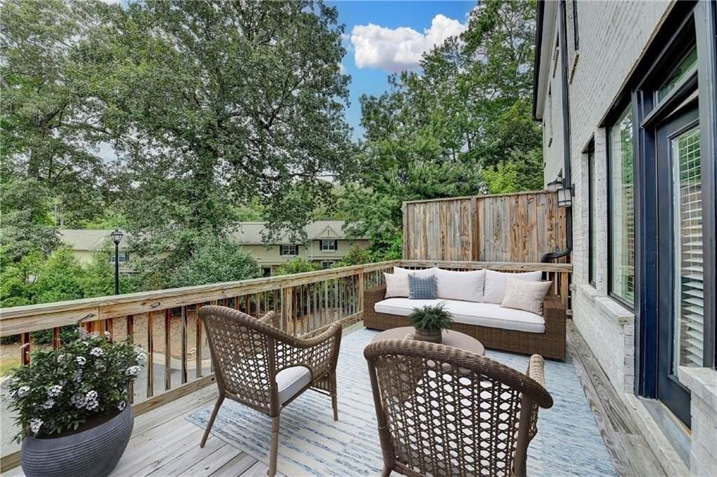 6892 Roswell Rd - Photo 5 of 49