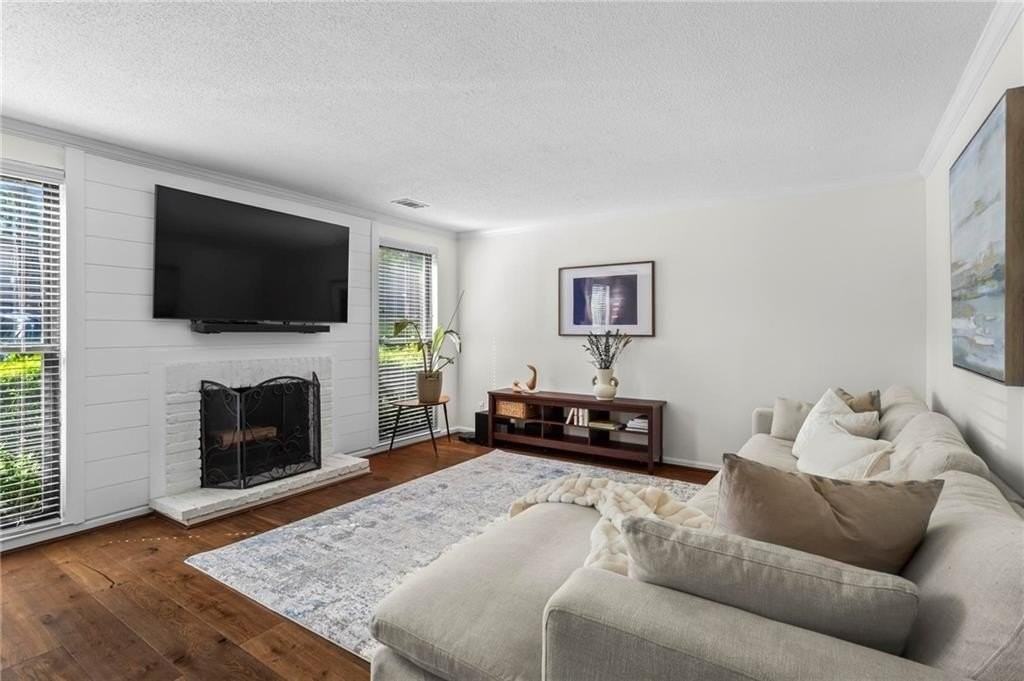 1028 Riverbend Club Dr Se - Photo 4 of 30