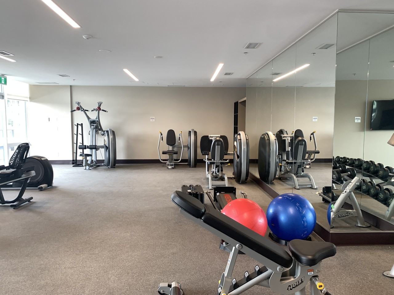 Akimbo - Photo 3 of 9