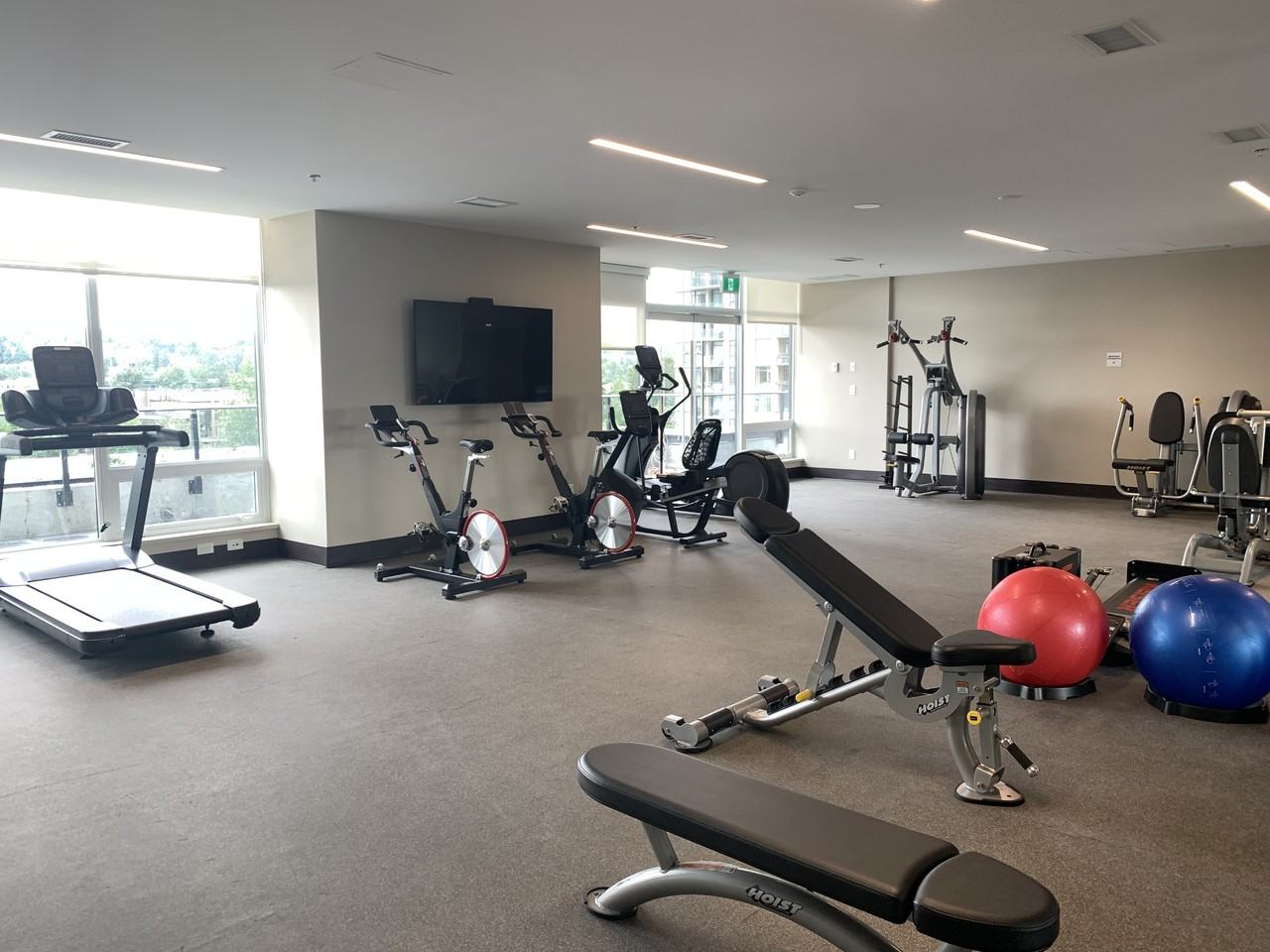 Akimbo - Photo 4 of 9