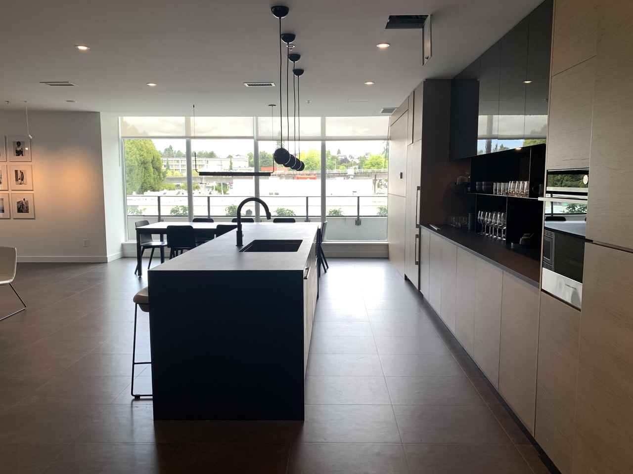 Akimbo - Photo 5 of 9