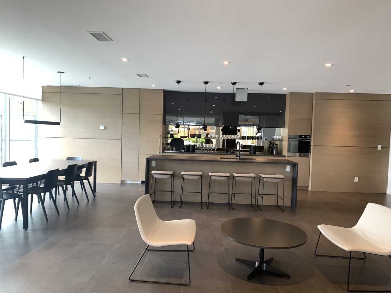 Akimbo - Photo 7 of 9