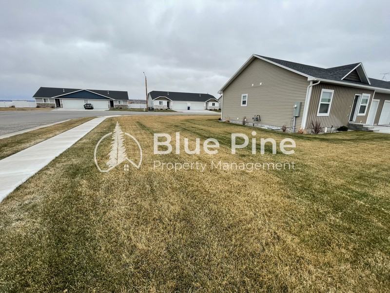 5844 Wildrose Ave - Photo 3 of 29