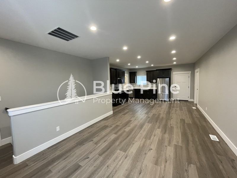 5844 Wildrose Ave - Photo 4 of 29