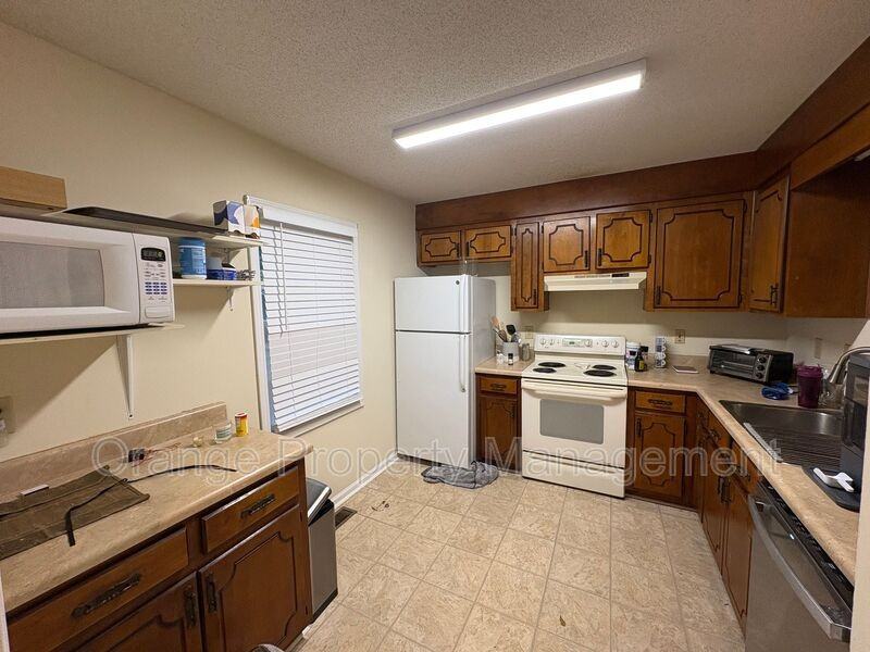 112 College Heights Blvd - Photo 3 of 16