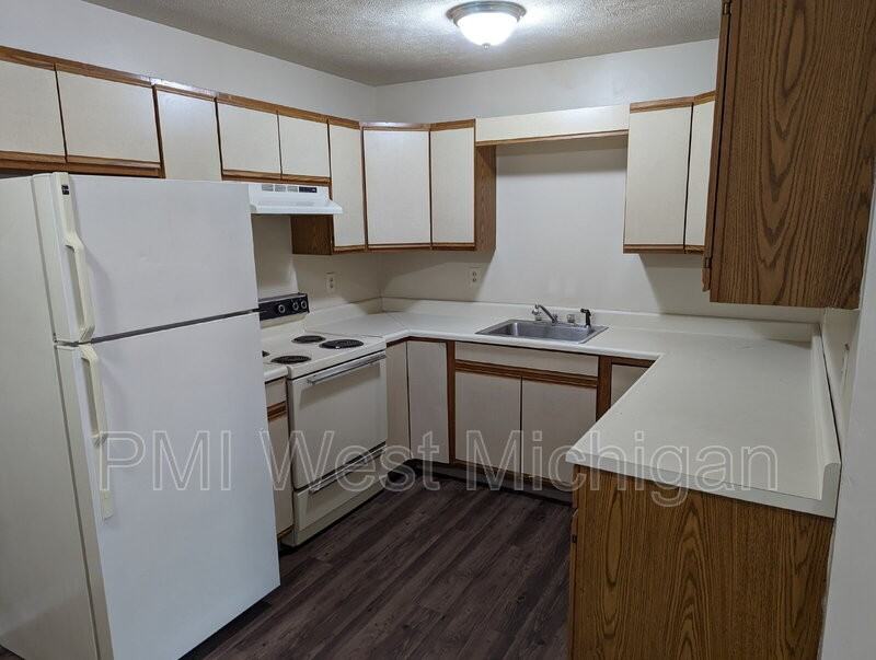 6087 In The Pines Dr Se - Photo 2 of 10