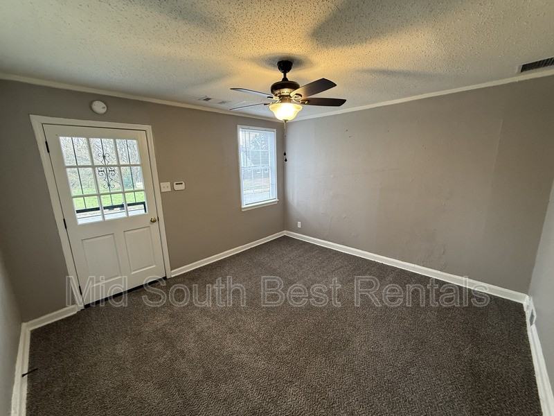 1385 Chadwick Cir - Photo 3 of 10