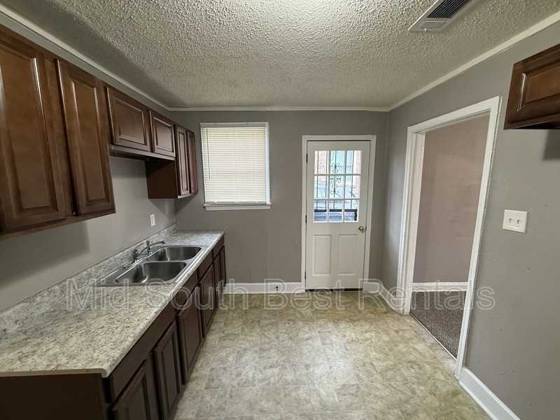 1385 Chadwick Cir - Photo 4 of 10