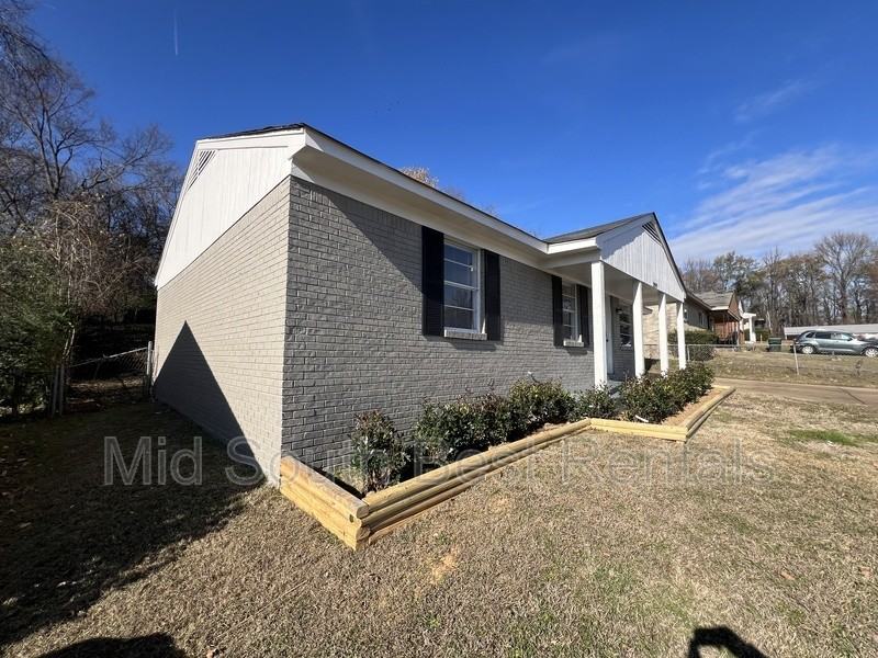 3999 Glenbrook St - Photo 2 of 14