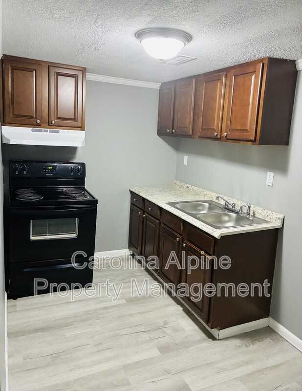 1021 Dodd St - Photo 4 of 20